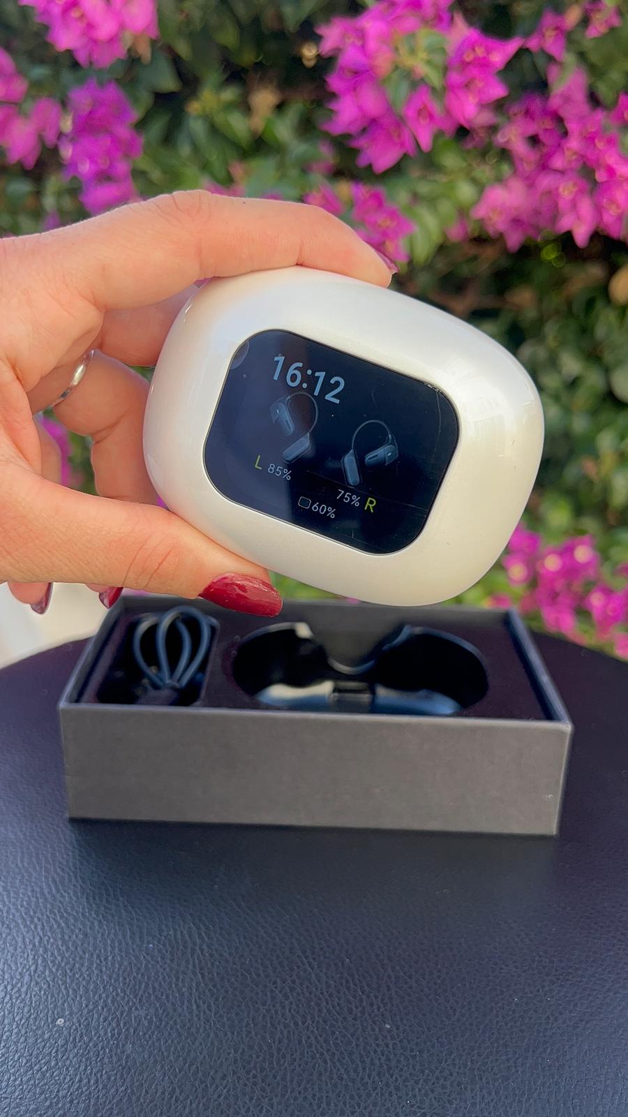 Auriculares deportivos inalámbricos con pantalla táctil a color, diseño ergonómico de gancho, sonido HIFI 360 grados, transmisión direccional y estuche de carga con pantalla LED.