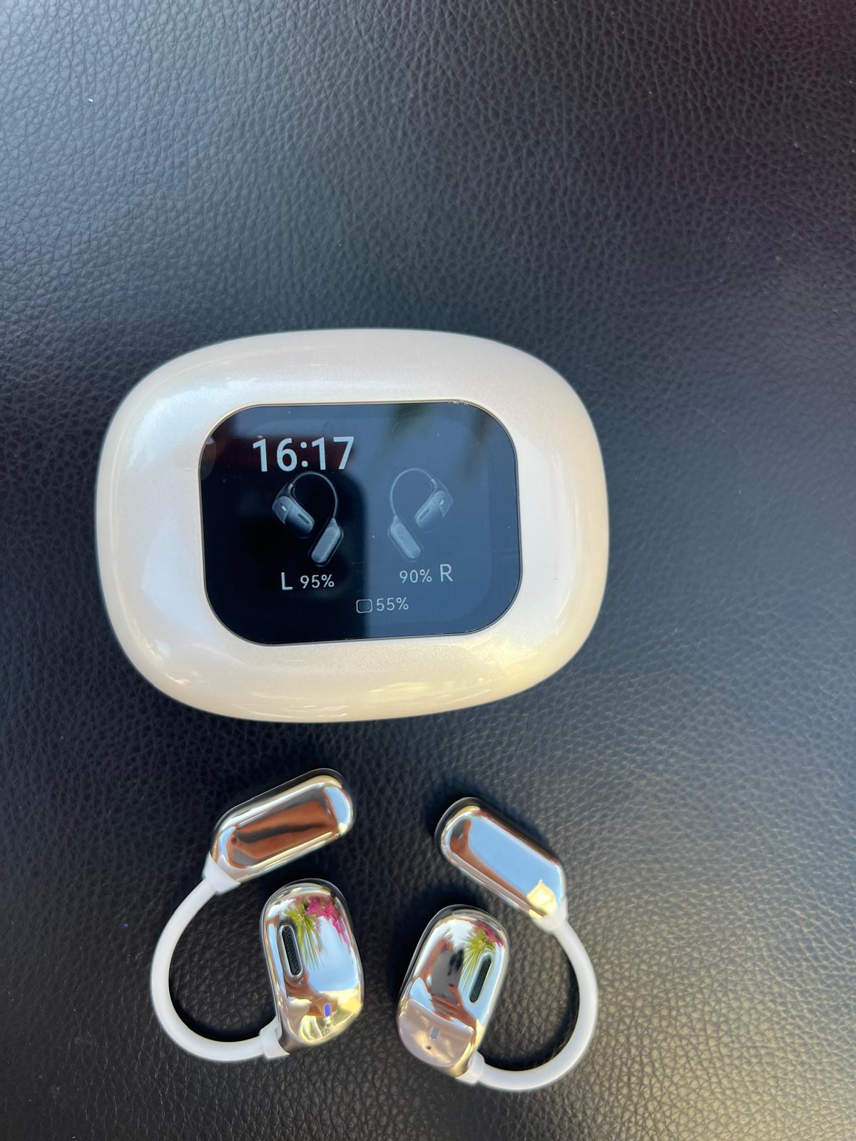 Auriculares deportivos inalámbricos con pantalla táctil a color, diseño ergonómico de gancho, sonido HIFI 360 grados, transmisión direccional y estuche de carga con pantalla LED.