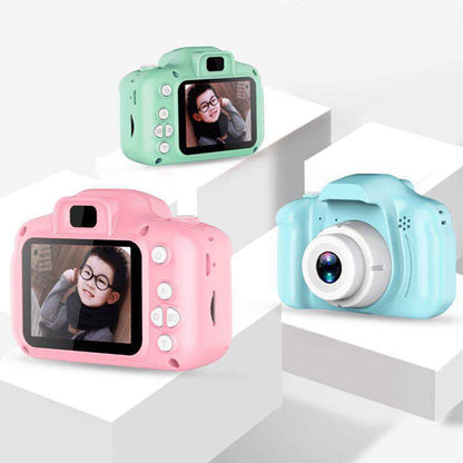 Cámara digital infantil impermeable con pantalla LCD de 2.3 pulgadas, 800 W píxeles y diseño resistente a golpes para fotos y vídeos.