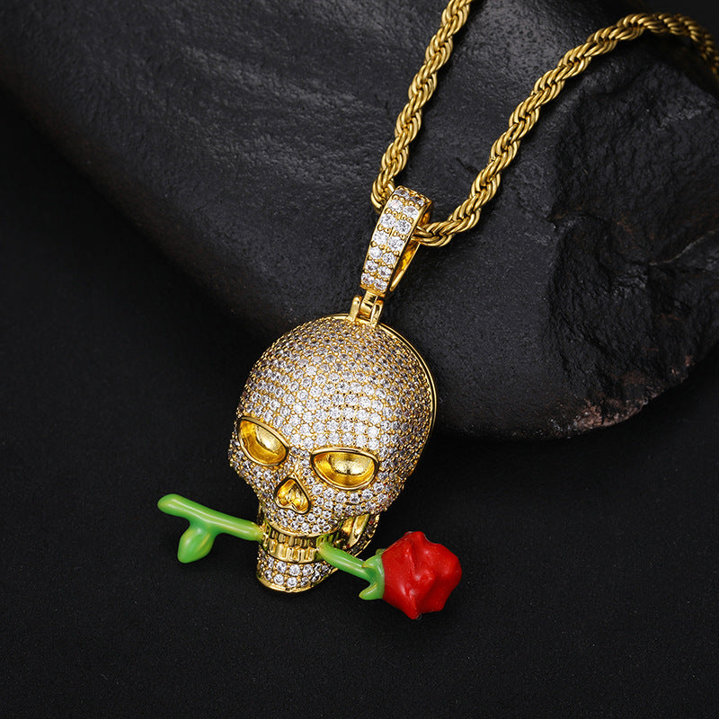 Colgante luminoso de calavera con rosa hecho en resina epoxi, con cadena metálica y efecto que brilla en la oscuridad tras exposición a la luz.
