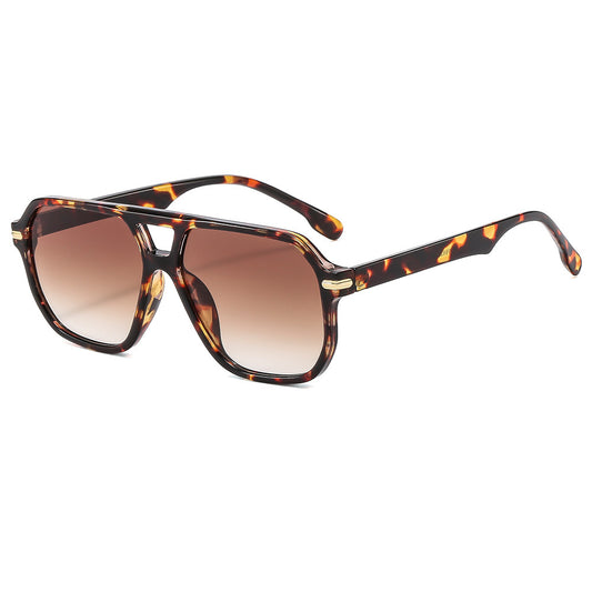 Gafas de sol estilo aviador con doble puente, montura ligera metálica y lentes oscuras diseñadas para protección solar en uso diario y actividades al aire libre.