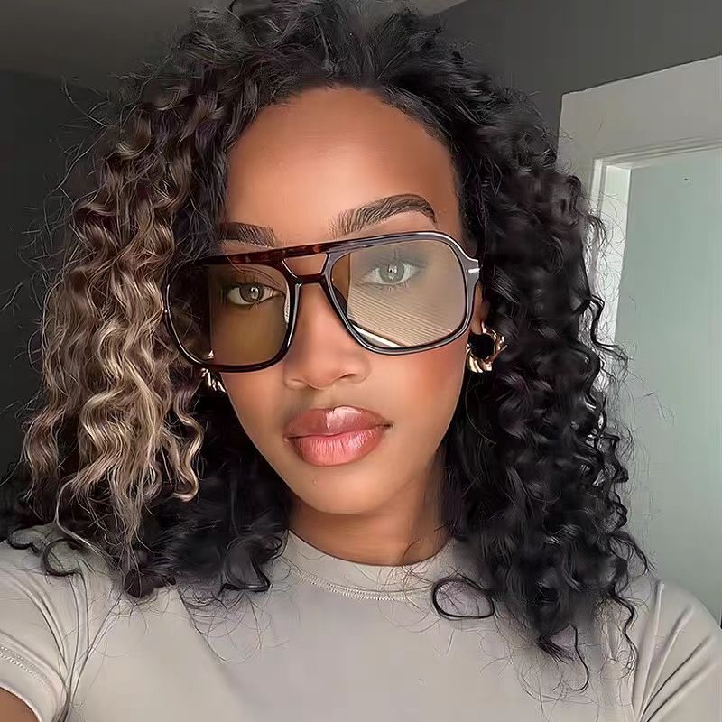 Gafas de sol estilo aviador con doble puente, montura ligera metálica y lentes oscuras diseñadas para protección solar en uso diario y actividades al aire libre.
