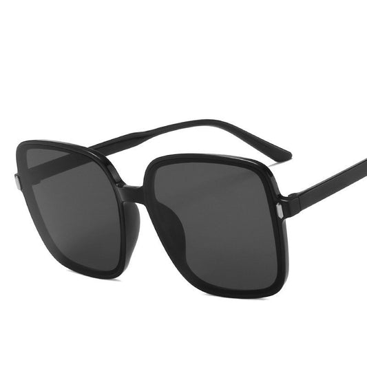 Gafas de sol oversize cuadradas con montura de policarbonato y lentes acrílicas, diseño moderno y ligero para uso diario y moda urbana.