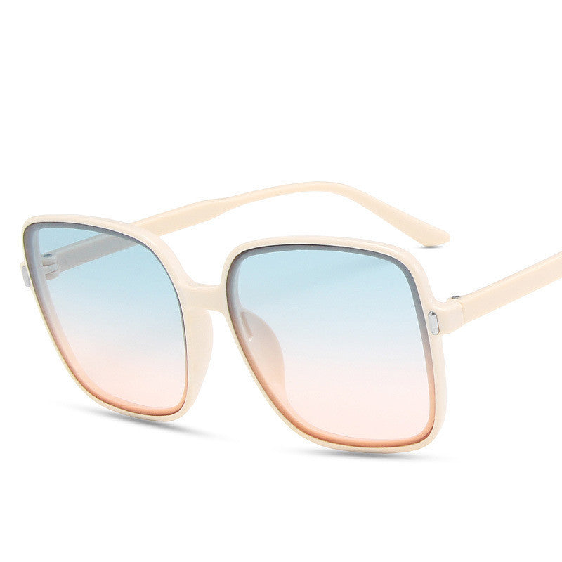 Gafas de sol oversize cuadradas con montura de policarbonato y lentes acrílicas, diseño moderno y ligero para uso diario y moda urbana.