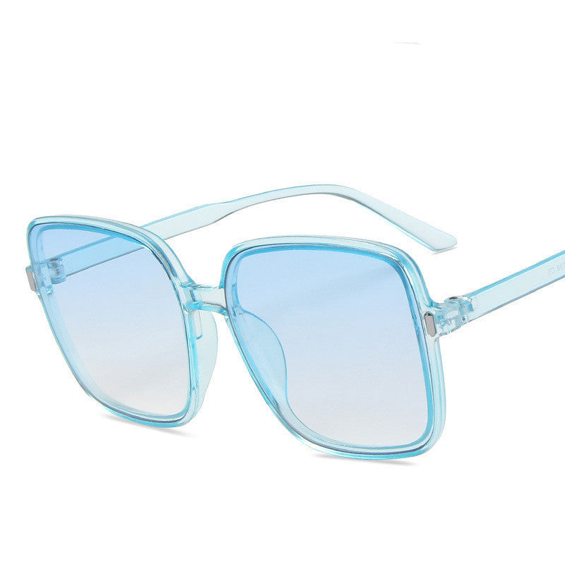 Gafas de sol oversize cuadradas con montura de policarbonato y lentes acrílicas, diseño moderno y ligero para uso diario y moda urbana.