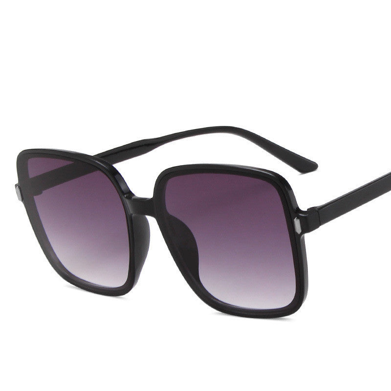 Gafas de sol oversize cuadradas con montura de policarbonato y lentes acrílicas, diseño moderno y ligero para uso diario y moda urbana.