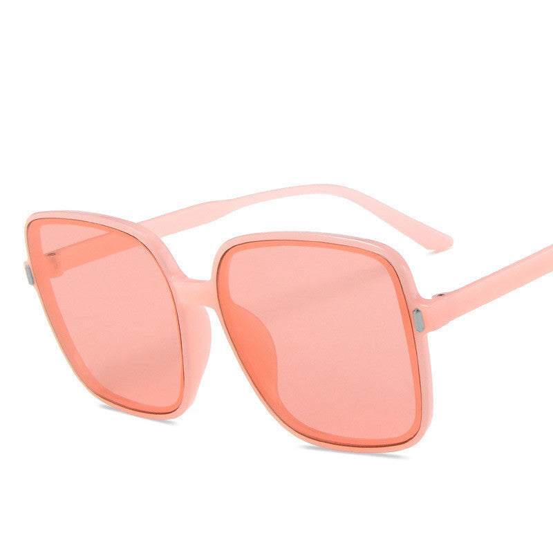 Gafas de sol oversize cuadradas con montura de policarbonato y lentes acrílicas, diseño moderno y ligero para uso diario y moda urbana.