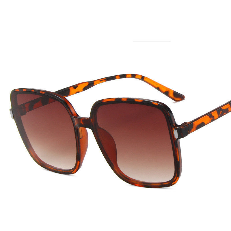 Gafas de sol oversize cuadradas con montura de policarbonato y lentes acrílicas, diseño moderno y ligero para uso diario y moda urbana.