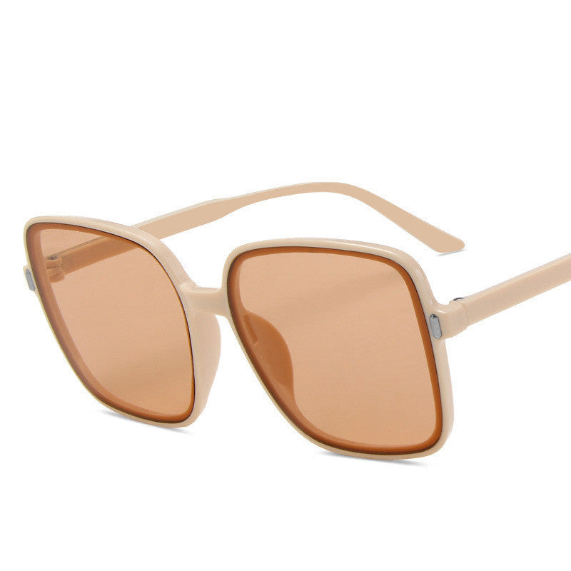 Gafas de sol oversize cuadradas con montura de policarbonato y lentes acrílicas, diseño moderno y ligero para uso diario y moda urbana.