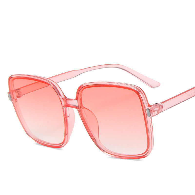 Gafas de sol oversize cuadradas con montura de policarbonato y lentes acrílicas, diseño moderno y ligero para uso diario y moda urbana.