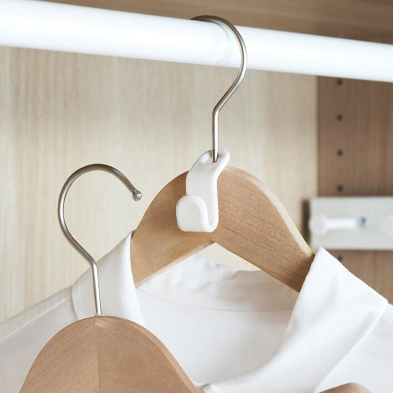 Ganchos de polipropileno para conectar perchas y organizar la ropa en formato vertical ahorrando espacio.