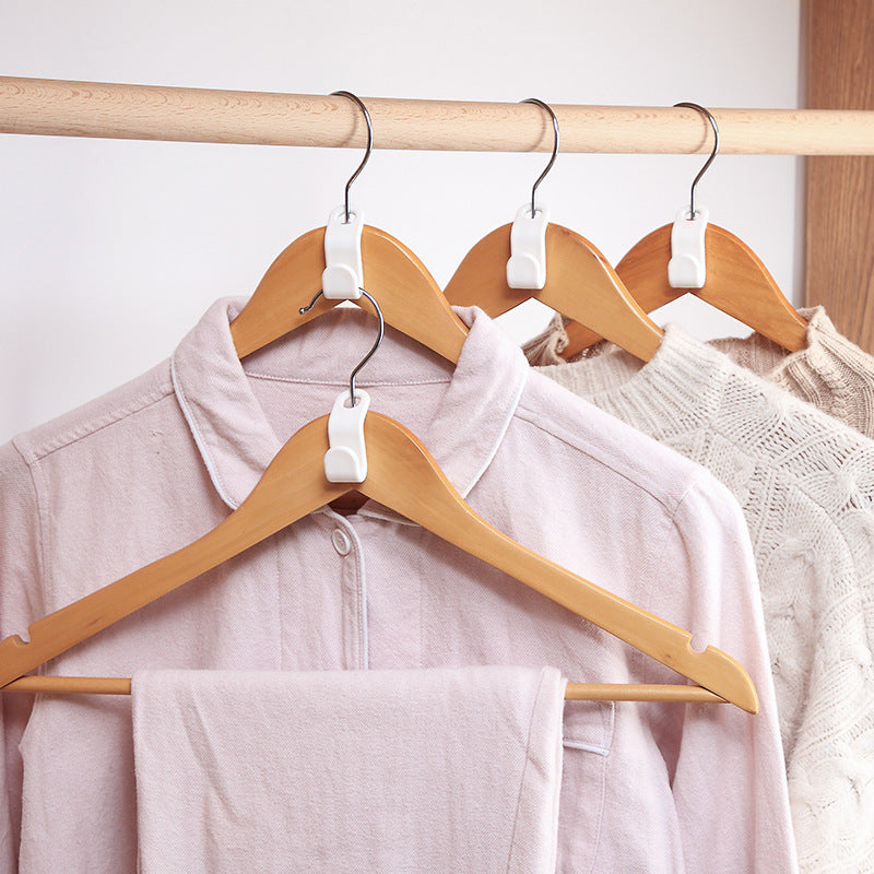 Ganchos de polipropileno para conectar perchas y organizar la ropa en formato vertical ahorrando espacio.