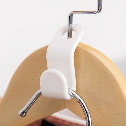 Ganchos de polipropileno para conectar perchas y organizar la ropa en formato vertical ahorrando espacio.