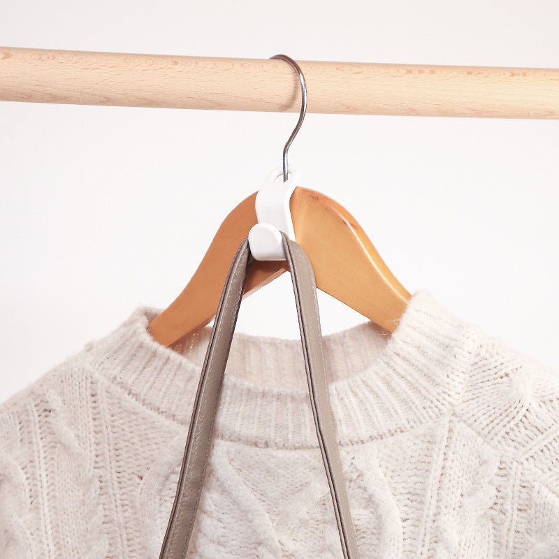 Ganchos de polipropileno para conectar perchas y organizar la ropa en formato vertical ahorrando espacio.