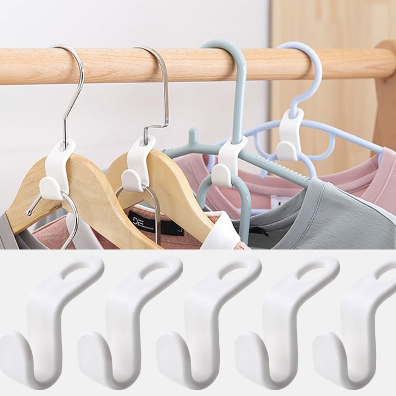  Ganchos de polipropileno para conectar perchas y organizar la ropa en formato vertical ahorrando espacio.
