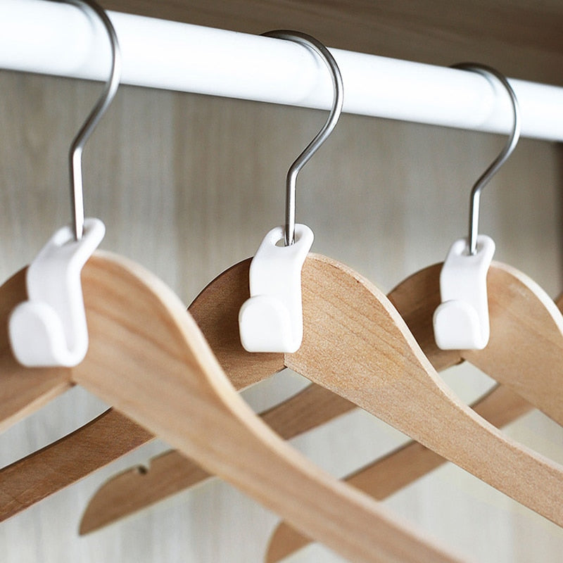 Ganchos de polipropileno para conectar perchas y organizar la ropa en formato vertical ahorrando espacio.