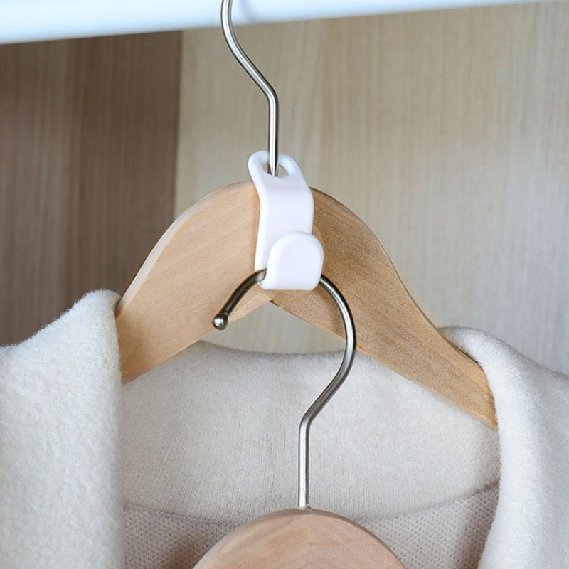 Ganchos de polipropileno para conectar perchas y organizar la ropa en formato vertical ahorrando espacio.