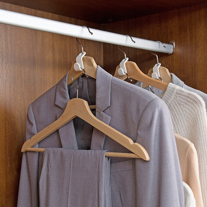 Ganchos de polipropileno para conectar perchas y organizar la ropa en formato vertical ahorrando espacio.