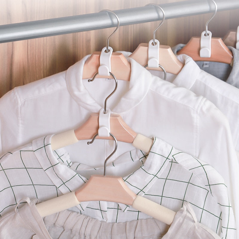 Ganchos de polipropileno para conectar perchas y organizar la ropa en formato vertical ahorrando espacio.