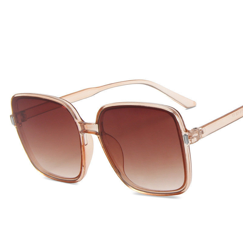 Gafas de sol oversize cuadradas con montura de policarbonato y lentes acrílicas, diseño moderno y ligero para uso diario y moda urbana.