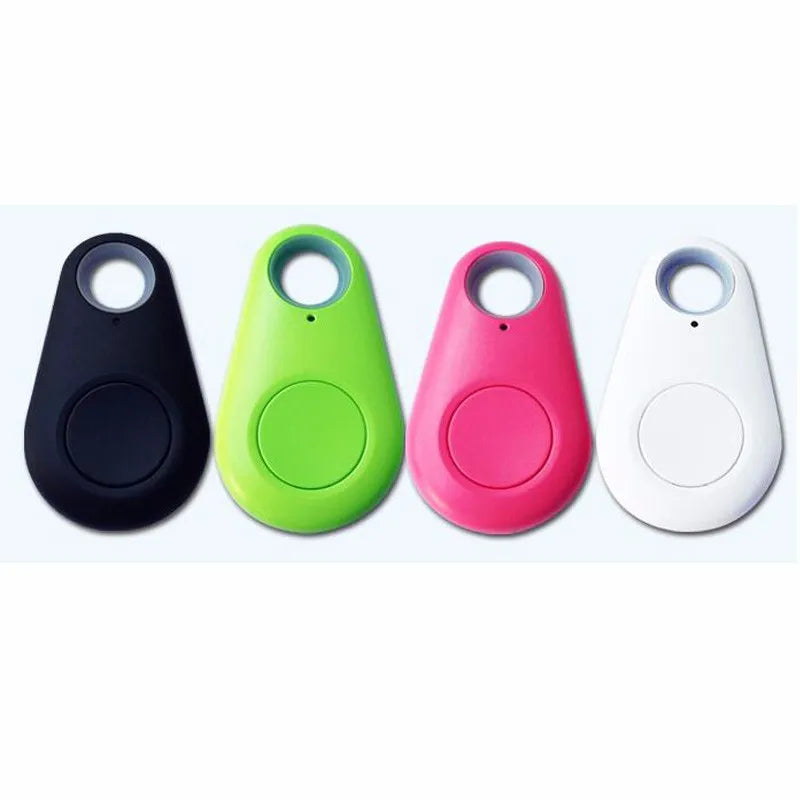 Localizador inteligente Bluetooth antipérdida en plástico ABS, compacto y ligero, color negro, visto en primer plano.