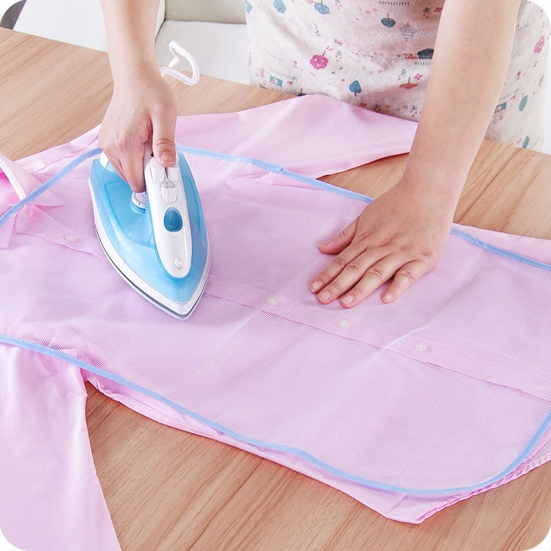 Malla protectora resistente al calor para planchar prendas delicadas sin quemaduras ni marcas.