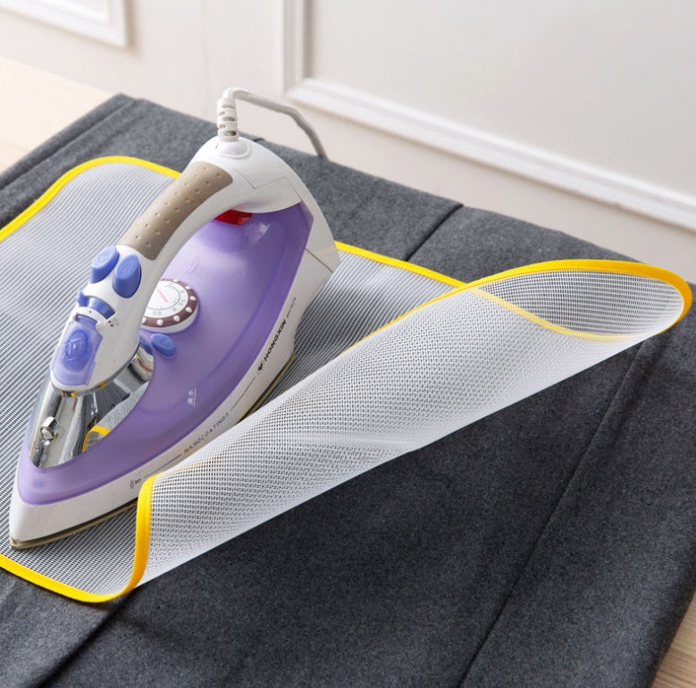 Malla protectora resistente al calor para planchar prendas delicadas sin quemaduras ni marcas.