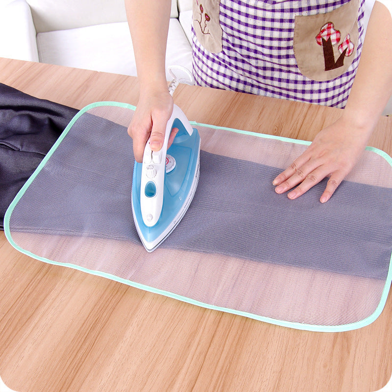 Malla protectora resistente al calor para planchar prendas delicadas sin quemaduras ni marcas.