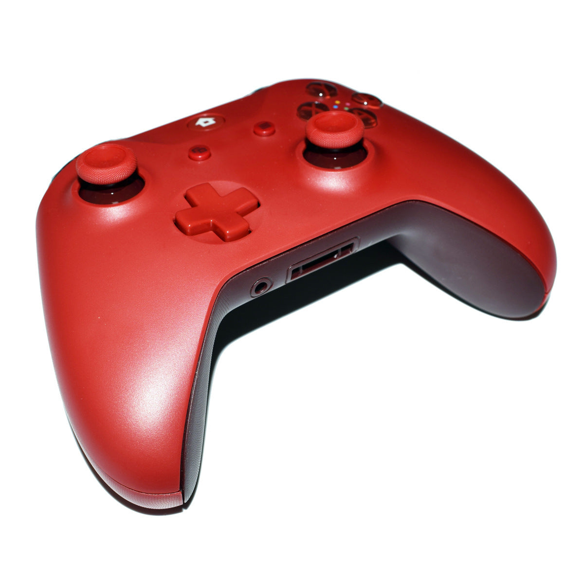 Mando inalámbrico con vibración y diseño ergonómico para juegos en consola.