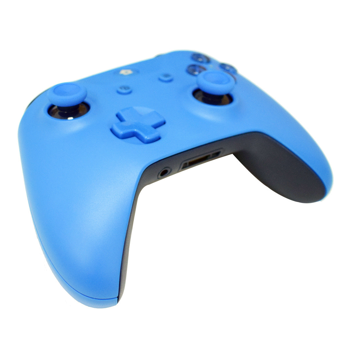 Mando inalámbrico con vibración y diseño ergonómico para juegos en consola.