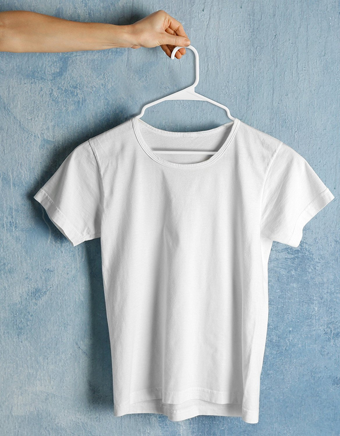 Percha de plástico resistente con diseño liso y ganchos laterales antideslizantes para ropa con tirantes.