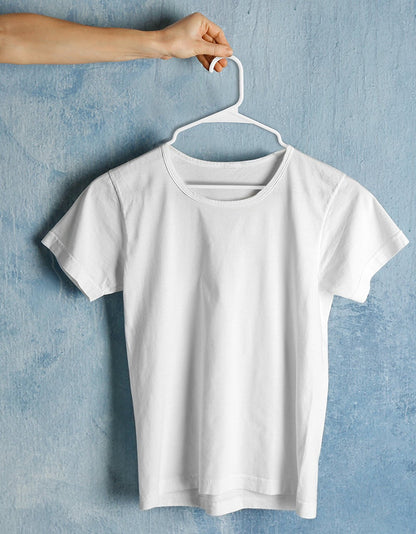 Percha de plástico resistente con diseño liso y ganchos laterales antideslizantes para ropa con tirantes.