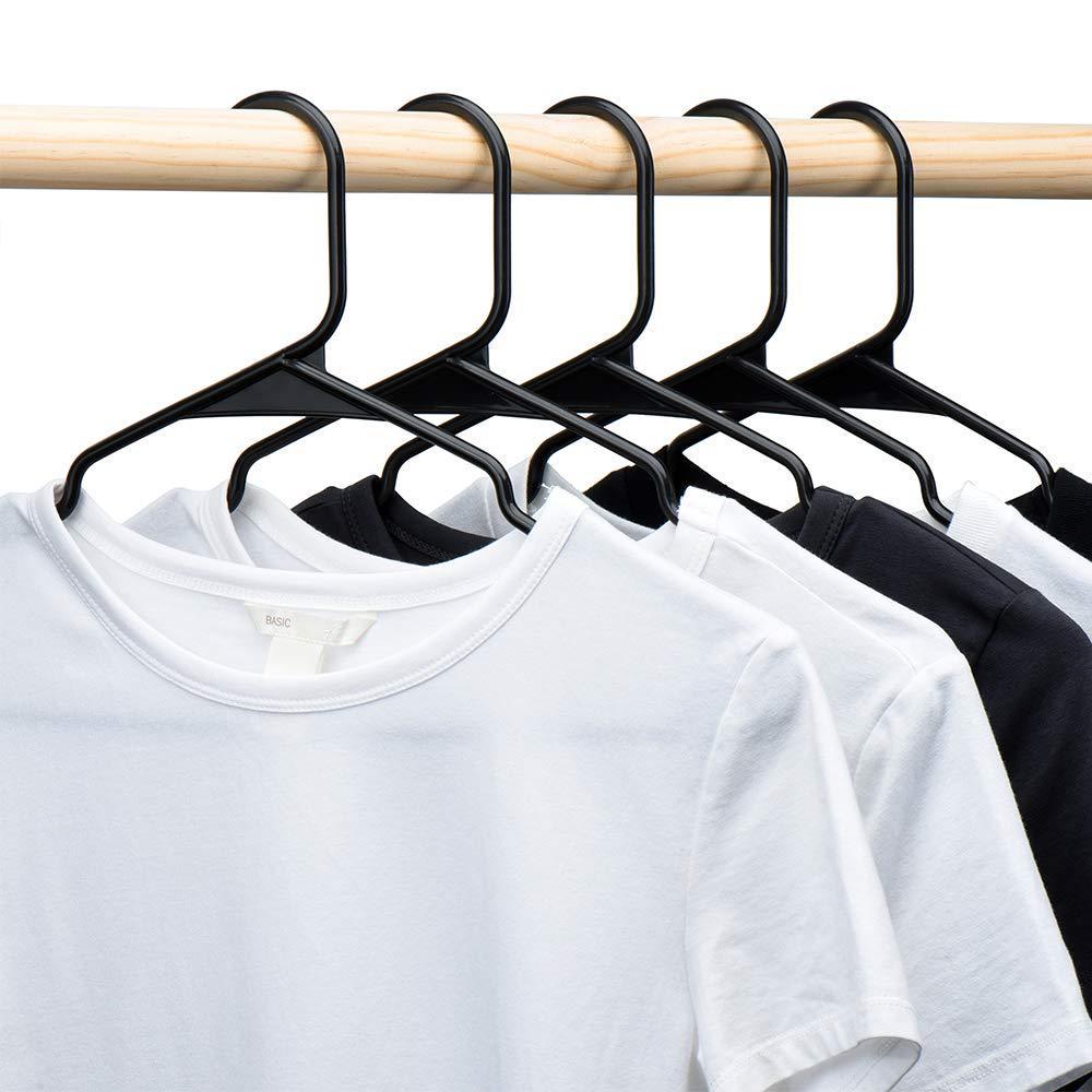 Percha de plástico resistente con diseño liso y ganchos laterales antideslizantes para ropa con tirantes.