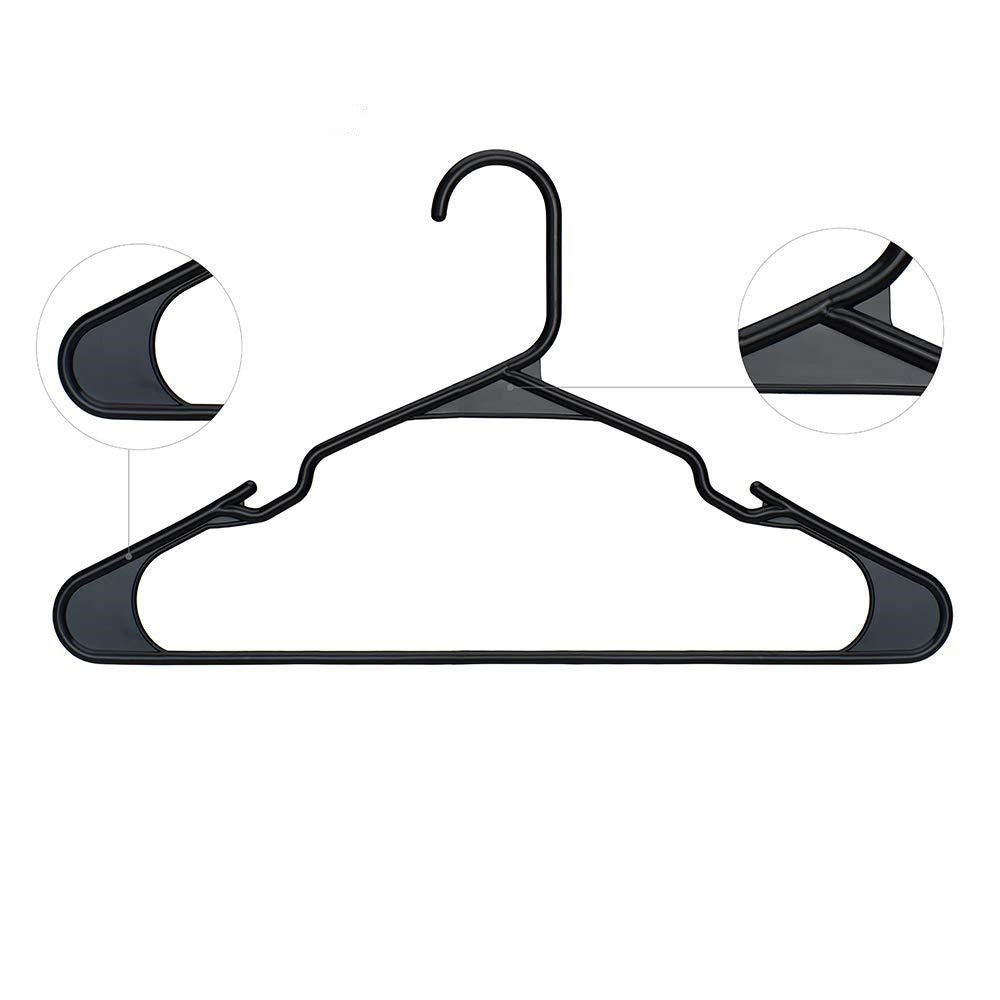 Percha de plástico resistente con diseño liso y ganchos laterales antideslizantes para ropa con tirantes.