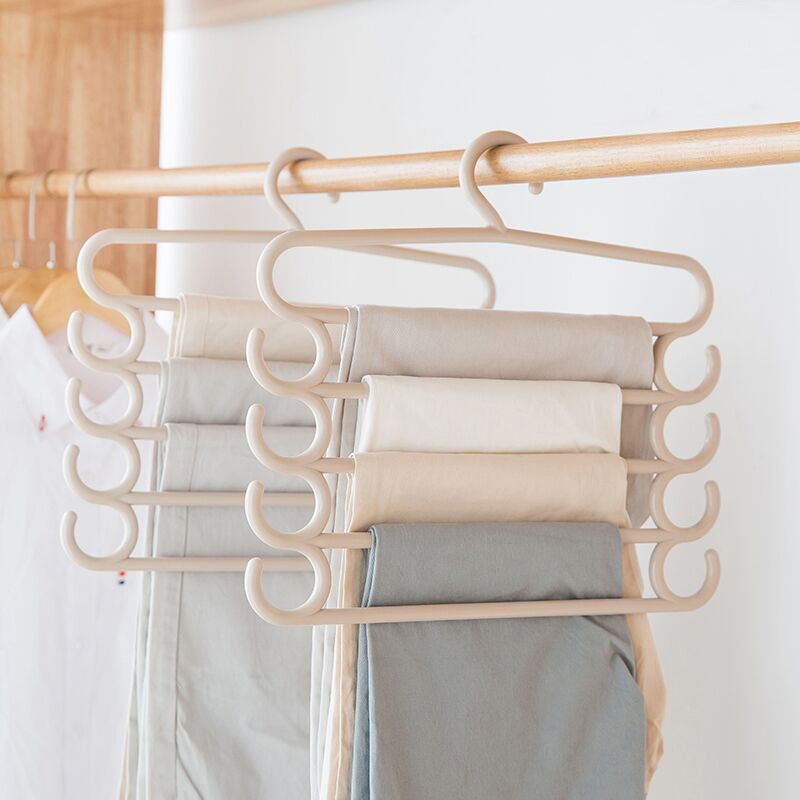 Perchero organizador de acero inoxidable con cinco barras antideslizantes para colgar ropa y ahorrar espacio.