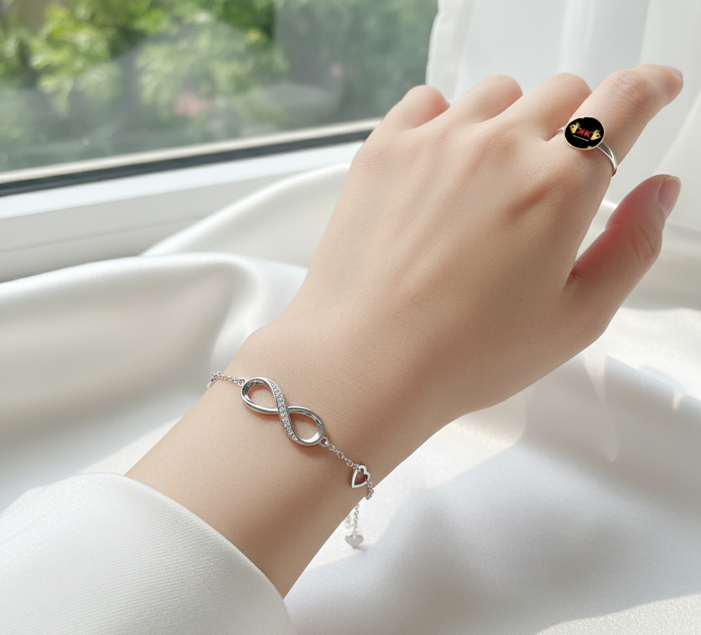 Pulsera de plata 925 con símbolo infinito e incrustaciones de circonitas, diseño minimalista con cadena ajustable y cierre seguro, joya elegante ideal para uso diario.