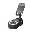 Soporte multifuncional blanco con altavoz Bluetooth, luz RGB, batería interna y base ajustable para teléfonos y tablets.