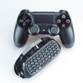 Teclado Bluetooth integrado para mando PS4, diseño compacto en ABS con teclas dedicadas, batería de litio 200 mAh y conexión inalámbrica estable para mensajería y navegación.