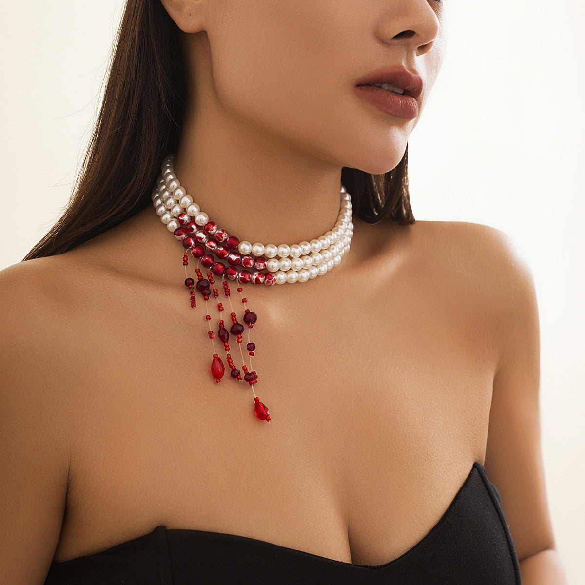 Collar gótico de perlas sintéticas hecho a mano con cuentas acrílicas y diseño geométrico en color blanco K.