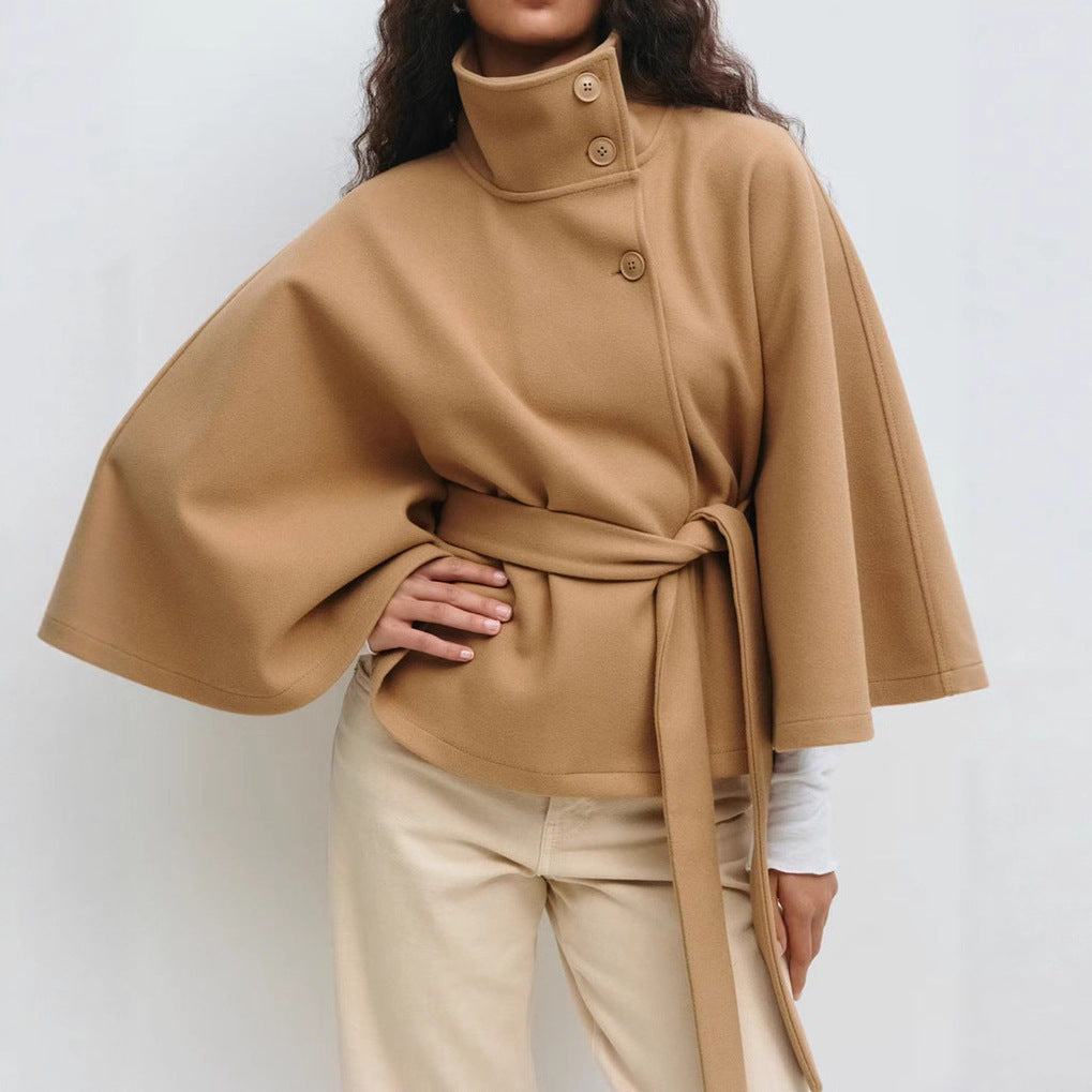 Abrigo de invierno con cuello alto y mangas murciélago – con cinturón y botones decorativos
