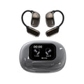 Auriculares deportivos inalámbricos con diseño ergonómico de gancho, pantalla táctil a color y estuche de carga con indicador LED.