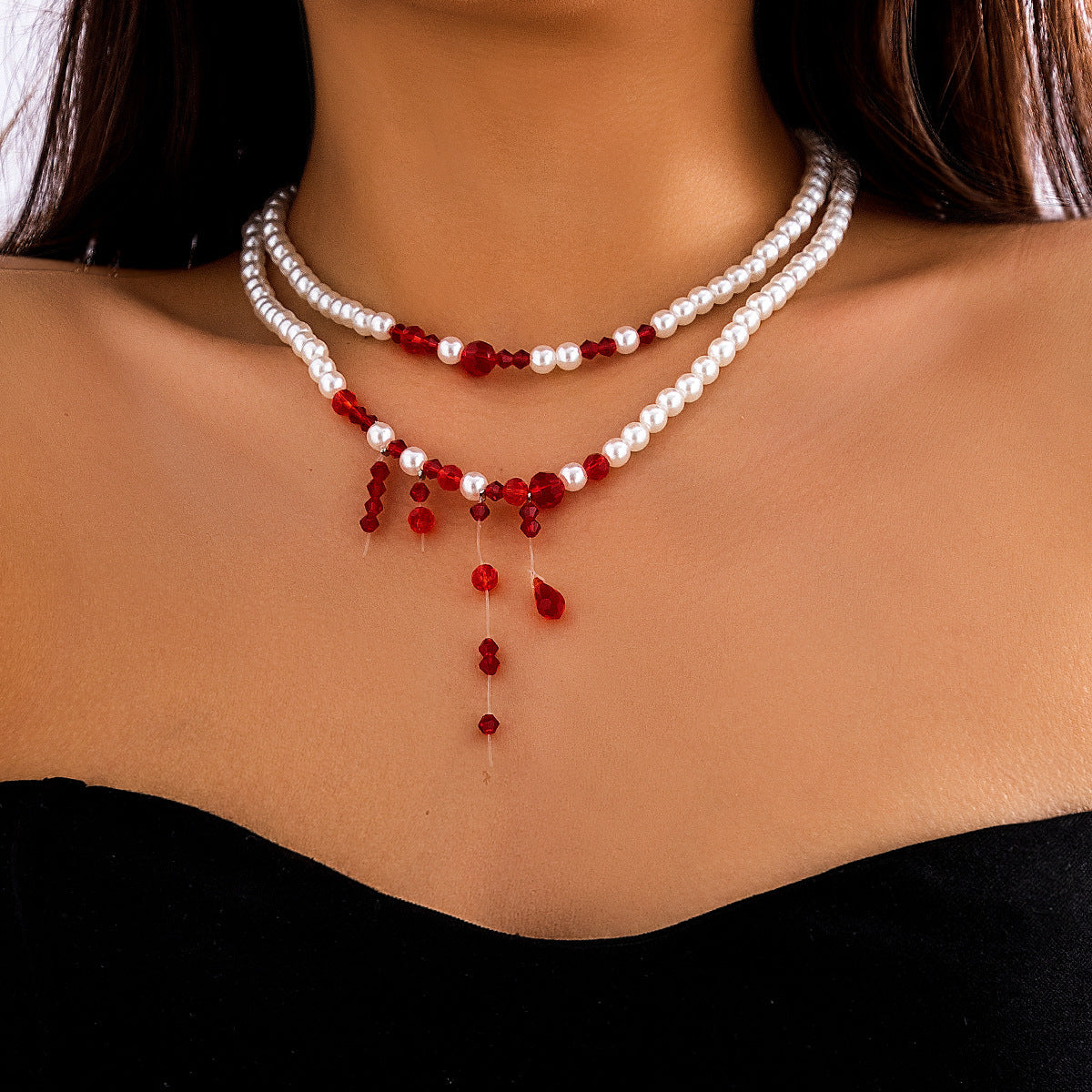 Collar gótico de perlas sintéticas hecho a mano con cuentas acrílicas y diseño geométrico en color blanco K.