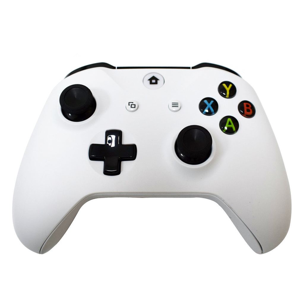 Mando inalámbrico con vibración y diseño ergonómico para juegos en consola.