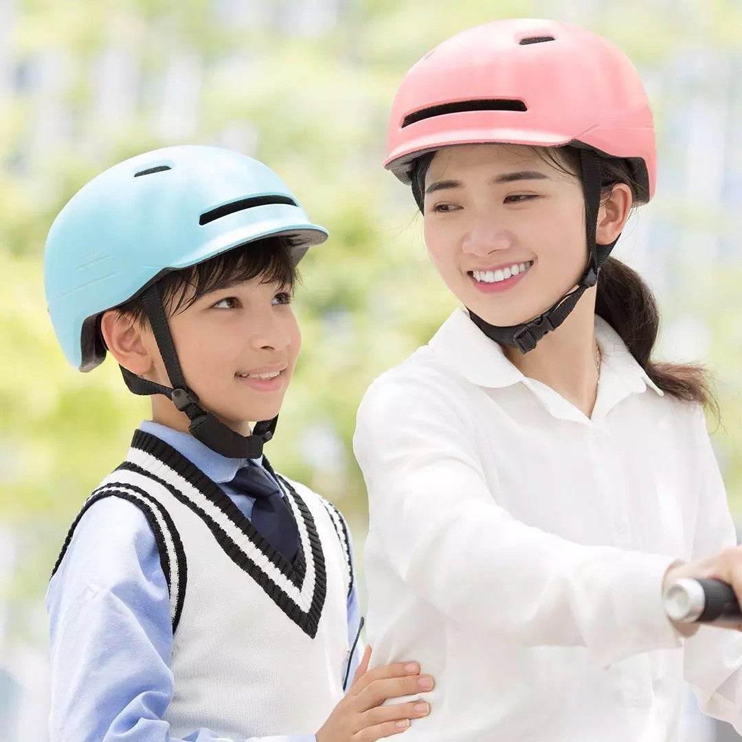 Casco inteligente con luz LED trasera – Seguridad urbana con batería recargable