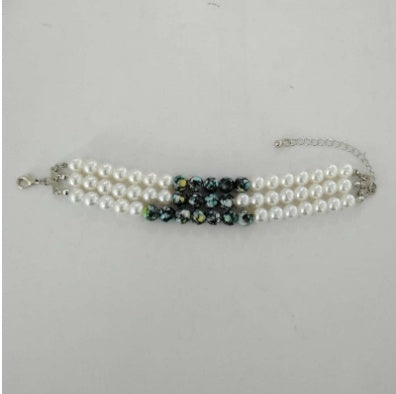 Collar gótico de perlas sintéticas hecho a mano con cuentas acrílicas y diseño geométrico en color blanco K.