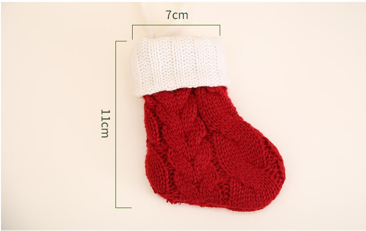 bolsita decorativa navideña para cubiertos estilo calcetín tejido de 11x7 cm, fabricada en fibra textil, ideal para presentación temática en mesas festivas