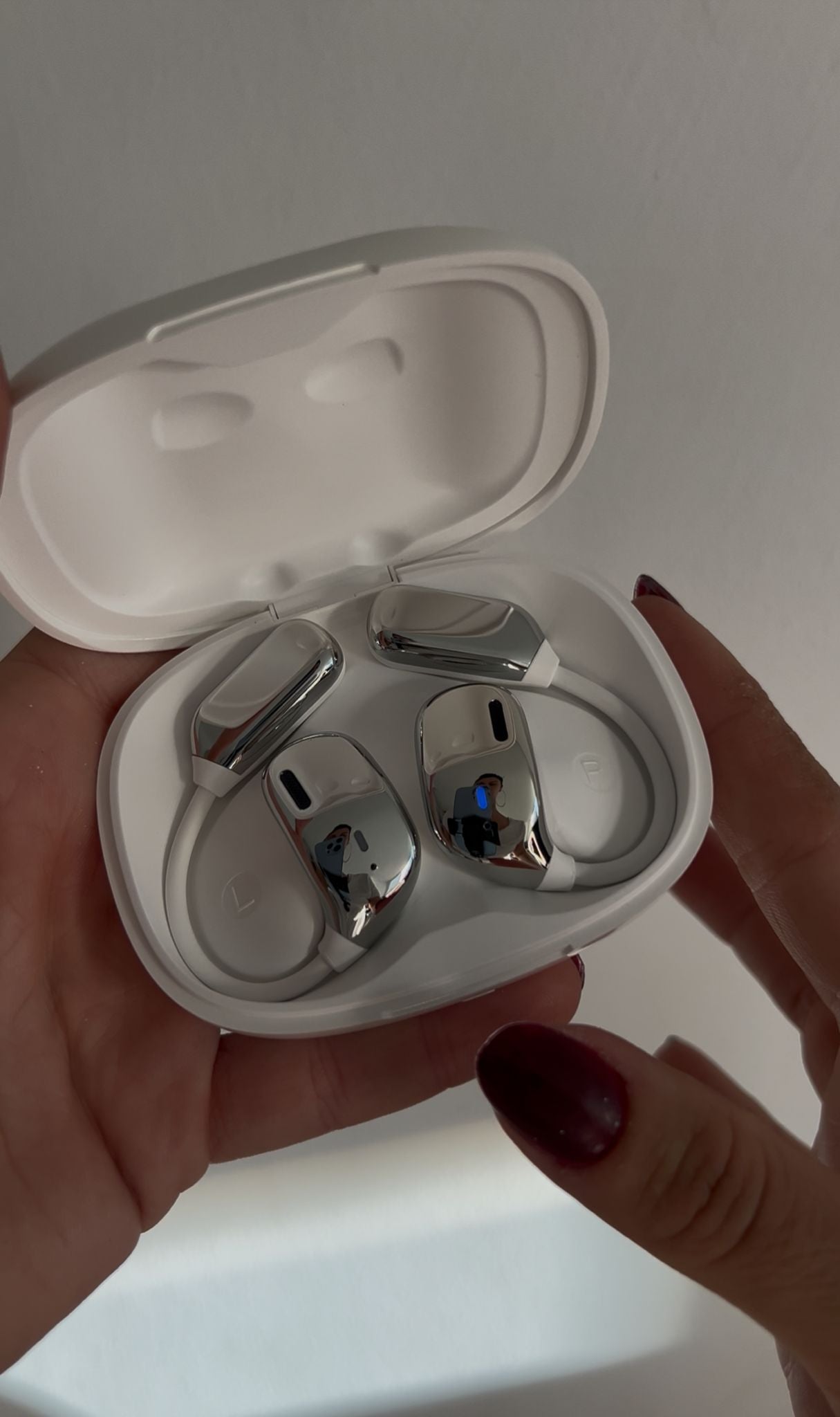 Auriculares deportivos inalámbricos con pantalla táctil a color, diseño ergonómico de gancho, sonido HIFI 360 grados, transmisión direccional y estuche de carga con pantalla LED.