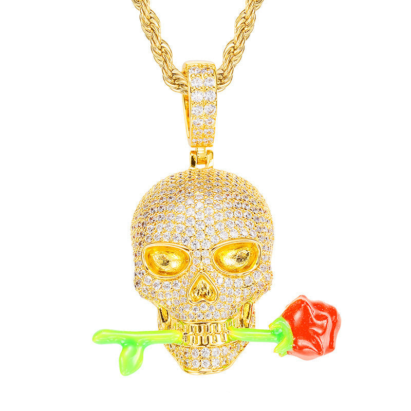 Colgante luminoso de calavera con rosa hecho en resina epoxi, con cadena metálica y efecto que brilla en la oscuridad tras exposición a la luz.