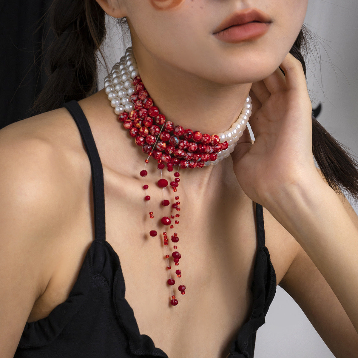 Collar gótico de perlas sintéticas hecho a mano con cuentas acrílicas y diseño geométrico en color blanco K.