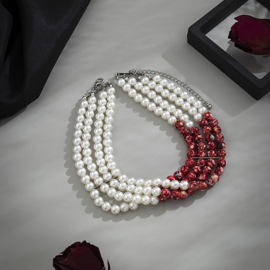 Collar gótico de perlas sintéticas hecho a mano con cuentas acrílicas y diseño geométrico en color blanco K.